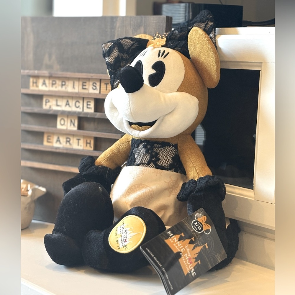 NWT Disney Main Attraction Stuffed Animal. Pirates of the Caribbean Minnie Mouse